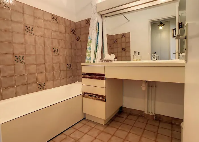 T2 Dans Avec Piscine * סן-מקסים